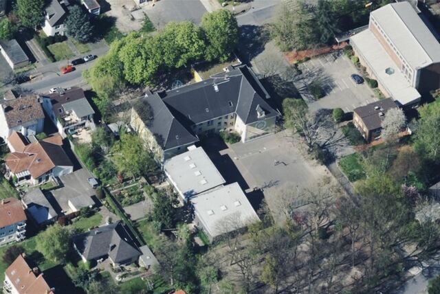 Die Wilhelmschule liegt zwischen Amtsstraße und Wilhelmstraße im Wohngebiet in Dorf Rauxel.