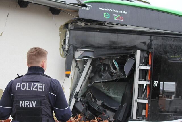 Der Bus steckt in der Hauswand: Auch am Tag danach sehen die Bilder am Unfallort noch gruselig aus. Die Polizei ermittelt, wie es zu dem Unfall kommen konnte. Der Busfahrer und eine Frau an Bord des Busses wurden verletzt.