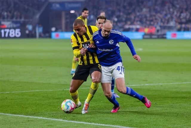 Dortmunds Donyell Malen hatte gegen Henning Matriciani öfter mal das Nachsehen.