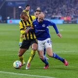 Dortmunds Donyell Malen hatte gegen Henning Matriciani öfter mal das Nachsehen.