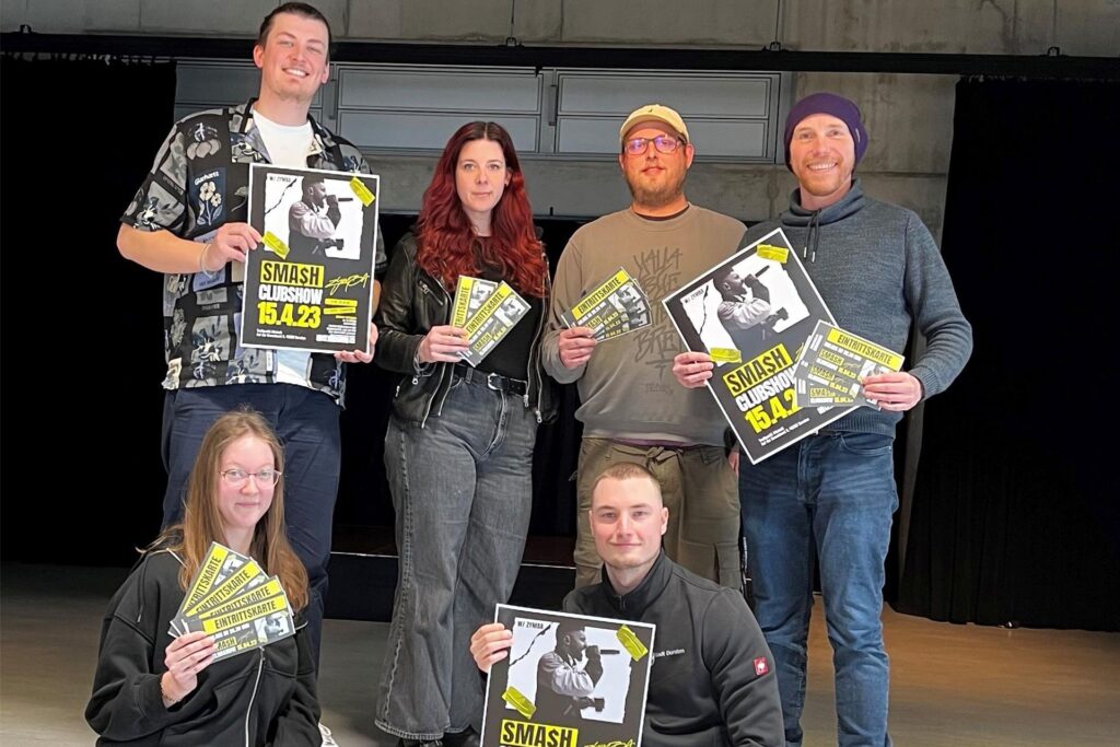 Menschen halten Plakate. Menschen halten Plakate.