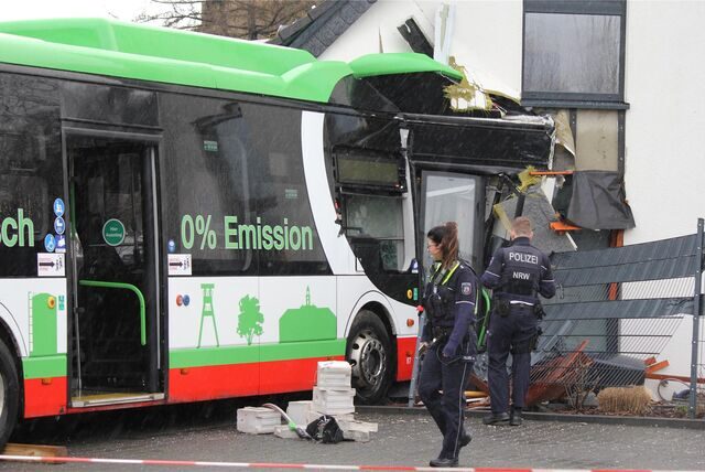 Ein BUs fuhr in ein Haus.