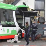 Ein BUs fuhr in ein Haus.