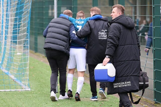 In dem Bemühen für den SV Wacker Obercastrop das 3:0 gegen den FC Lennestadt zu erzielen, brach sich Kevin Holz (blaues Trikot) das Wadenbein.