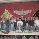 Der Vorstand der Elmenhorster Schützen bei der JHV 2023, dahinter stehen die Neuzugänge.