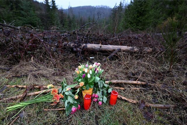 Blumen und Kerzen wurden am Fundort des getöteten Mädchens Luise niedergelegt.