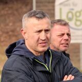 Trainer Ahmet Kahya (hier vor seinem Co-Trainer Torsten Lenz) steht mit verschränkten Armen am Spielfeldrand.