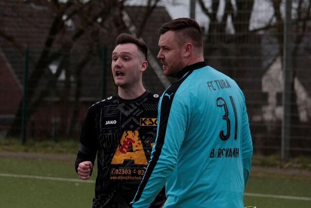 TuRa-Torwart Tim Hohmann (r.) im Austausch mit Kamens Kapitän Kevin Lehmann.