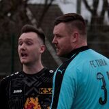 TuRa-Torwart Tim Hohmann (r.) im Austausch mit Kamens Kapitän Kevin Lehmann.