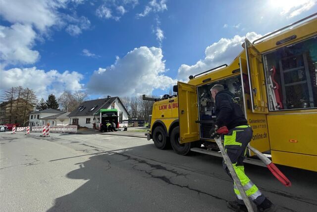 Bus steckt in Hauswand.