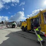 Bus steckt in Hauswand.