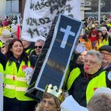 Hunderte Krankenhaus-Beschäftigte vor dem Klinikum Dortmund