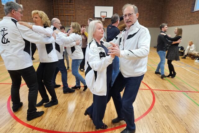 Dorothee und Frank Kohtz (rechts) sind beim Disco-Fox in ihrem Element