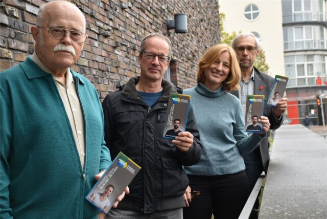Die Projektgruppe Brückenschlag (v.l.) Franz-Josef Stevens, Kai Kaczikowski, Kathrin Pieren und Dr. Norbert Reichling stellen das Brückenschlag-Programm vor.