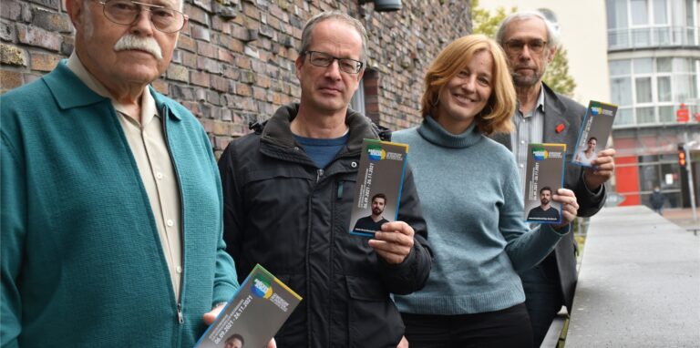 Die Projektgruppe Brückenschlag (v.l.) Franz-Josef Stevens, Kai Kaczikowski, Kathrin Pieren und Dr. Norbert Reichling stellen das Brückenschlag-Programm vor.