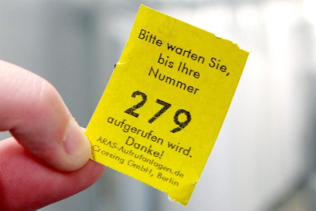 Die Wartezeiten auf einen Termin im Ausländeramt sind lang.