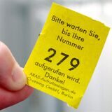 Die Wartezeiten auf einen Termin im Ausländeramt sind lang.