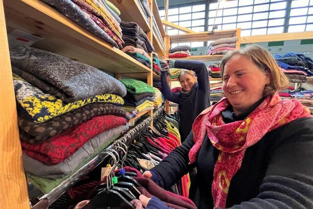 Die 40-jährige Lena Dümer (r.) kennt die Creativa fast ihr ganzes Leben lang. Hier räumt sie zusammen mit Schwägerin Anna Lingemann die Regale vor der Messe 2023 ein.