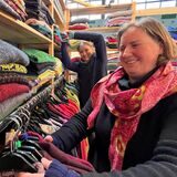 Die 40-jährige Lena Dümer (r.) kennt die Creativa fast ihr ganzes Leben lang. Hier räumt sie zusammen mit Schwägerin Anna Lingemann die Regale vor der Messe 2023 ein.