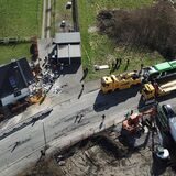Vor der zertrümmerten Hausecke liegen Splitter und Teile von Bus und Haus. Der Elektrobus der HCR hängt an der Abschlepp-Vorrichtung eines 580-PS-Spezielabschleppers.
