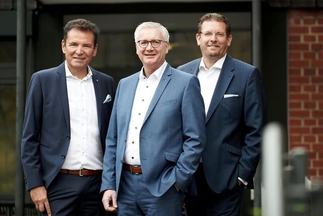 Über ein erfolgreiches Geschäftsjahr freuen sich die Volksbank-Vorstände Johannes Becker, Ingo Hinzmann und Martin Wissing.
