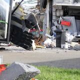 Der Elektrobus ist schwer demoliert, hat noch den Zaun des Hauses auf seiner Front. Im Haus von 2017 klafft ein großes Loch nach dem Busunglück von Castrop-Rauxel am Montag.