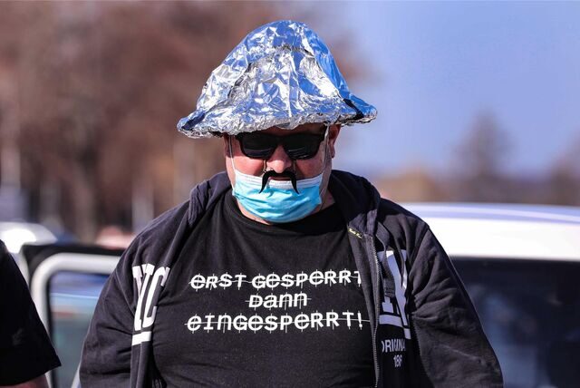 Ein Demonstrant trägt einen Aluhut