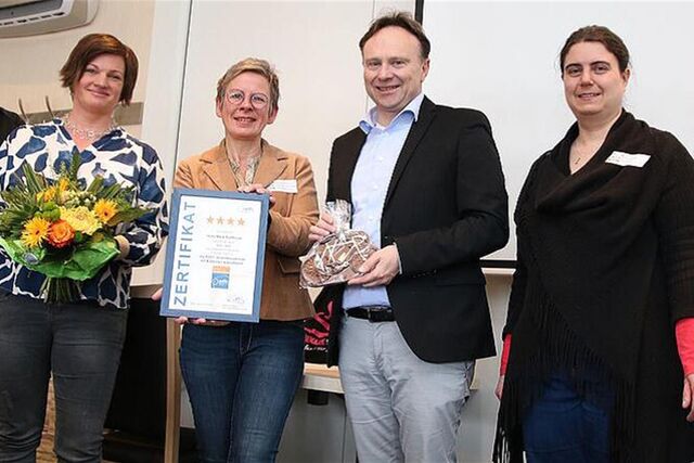 Christina Illenseer (Produktmanagement Hohe Mark RadRoute), Dagmar Beckmann (Geschäftsführerin Naturpark Hohe Mark), Landrat Dr. Kai Zwicker und Anke Reiniger (Regionalmanagement Bett & Bike NRW).