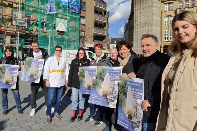 Mitwirkende des Events, darunter Edith Delord vom Verein Casconcept, halten Ankündigungsplakate hoch.