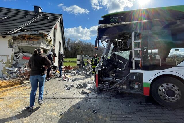 43 Stunden nach dem Busunglück an der Karlstraße: Der Elektrobus der HCR wird aus dem Wohnhaus geborgen. Die Schäden werden erst so richtig deutlich.