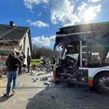 43 Stunden nach dem Busunglück an der Karlstraße: Der Elektrobus der HCR wird aus dem Wohnhaus geborgen. Die Schäden werden erst so richtig deutlich.