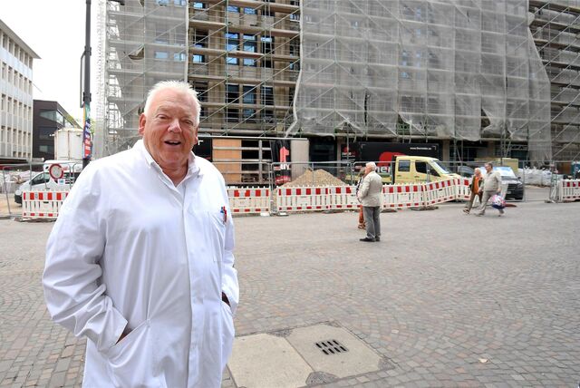 Karl-Heinz Lutterbeck steht im Sommer 2022 vor dem einstigen Karstadt-Gebäude in Recklinghausen.