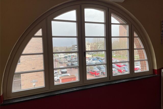 Blick aus einem Bogenfenster in der Marktschule Ickern auf den Marktplatz.