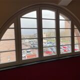 Blick aus einem Bogenfenster in der Marktschule Ickern auf den Marktplatz.