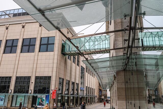 Der Steg am Übergang vom Alten Markt zum Hansaplatz verbindet das Karstadthaus mit dem Sporthaus. Bleibt er, wenn Karstadt sein Gebäude freiziehen muss?