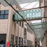 Der Steg am Übergang vom Alten Markt zum Hansaplatz verbindet das Karstadthaus mit dem Sporthaus. Bleibt er, wenn Karstadt sein Gebäude freiziehen muss?
