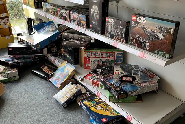 Durchwühlte Regale mit Lego im Geschäft Bauduu in Castrop-Rauxel.