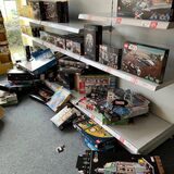 Durchwühlte Regale mit Lego im Geschäft Bauduu in Castrop-Rauxel.