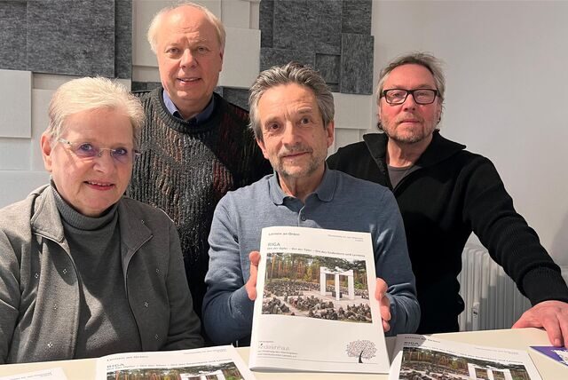 Riga-Experten: Gerda E.H. Koch, Georg Möllers, Franz-Josef Wittstamm und Jürgen Pohl präsentieren das Themenheft für den Schulunterricht.