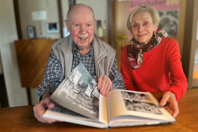 Helmut und Ute Orwat blättern durch einen Bildband
