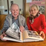 Helmut und Ute Orwat blättern durch einen Bildband