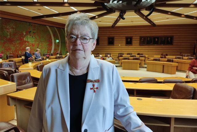 Valeria Kieseier aus Recklinghausen steht im großen Sitzungssaal des Kreishauses. An ihrer Jacke erkennt man das Bundesverdienstkreuz.