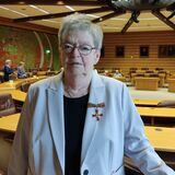 Valeria Kieseier aus Recklinghausen steht im großen Sitzungssaal des Kreishauses. An ihrer Jacke erkennt man das Bundesverdienstkreuz.
