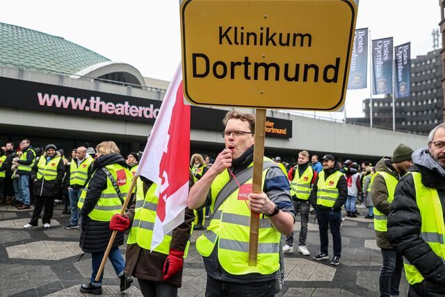 Streikende aus dem Klinikum Dortmund bei einer Aktion am 9. März. Das bei der Stadt Dortmund angestellte medizinische Personal in Dortmund ist wie andere Berufsgruppen auch zu einem erneuten Warnstreik aufgerufen.