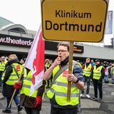 Streikende aus dem Klinikum Dortmund bei einer Aktion am 9. März. Das bei der Stadt Dortmund angestellte medizinische Personal in Dortmund ist wie andere Berufsgruppen auch zu einem erneuten Warnstreik aufgerufen.