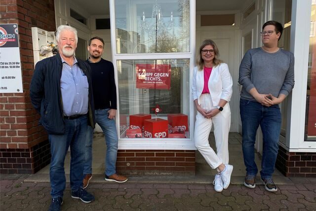 Joachim Lehmann (v.l.n.r.), Daniel Kobe, Claire Malaschewski und Pascal Joswig vor dem neuen SPD-Bürgerbüro an der Lohstraße in Datteln.