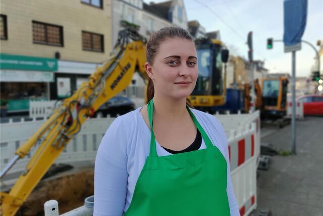 Annabelle Kranefoer steht an der Baustellen gleich vor der Naturfleischerei Kranefoer an der Bochumer Straße in Castrop-Rauxel.