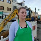 Annabelle Kranefoer steht an der Baustellen gleich vor der Naturfleischerei Kranefoer an der Bochumer Straße in Castrop-Rauxel.