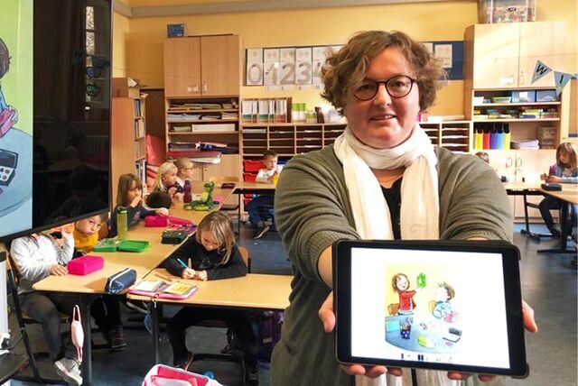 Claudia Stein ist Konrektorin der Marktschule. Das Foto entstand 2020 in einer Klasse, in der mit iPads gearbeitet wird.