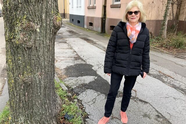 Marie-Theres Nienzilla führt uns durch Hüls-Nord und Marl-Hamm. Wegen der Schlaglöcher fährt sie nicht mehr auf den Radwegen der Römerstraße.